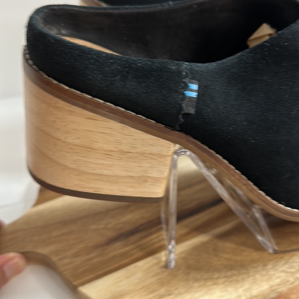 Women’s Tom’s black suede “Leila” slip-on clogs SZ 8.5 fringe tassels - Picture 3 of 15